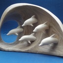 Dauphins sortant de la vague