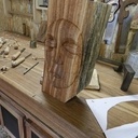 Un visage en chêne rouge .