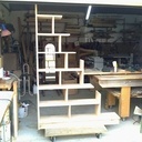 Bibliothèque sous escalier