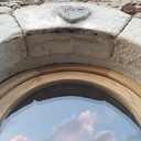 Porte fenêtre bois cintrée.