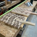 2 planches en bois debout