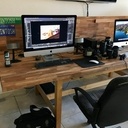 Une grande table transformée en bureau