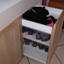 Portes en chêne sous sa télé encastrée accompagné d'une lucarne laterale