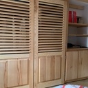Placard en frêne, portes persiennes.