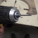 pour percer un trou à clou au diamètre parfait : un clou .