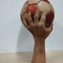 Main sculptée et ballon en bois