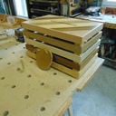 Le coeur sera pyrogravé aux initiales des jeunes mariés et accroché par une ficelle aux traverses.