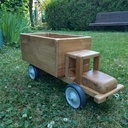 Petit Camion en chêne pour petit garçon. Juin 2022