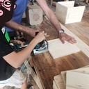 Étagère suspendue fabriquée par un enfant