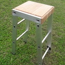 Une échelle et du chêne ... L'improbable tabouret!