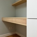 Bureau flottant et son armoire pour une chambre d'enfant