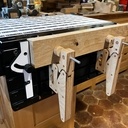 Deux petites sauterelles en bois