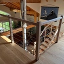 Un premier escalier avec rambarde et garde corps