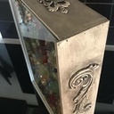 Boîte à vin transformée en vitrine des parfums