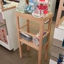 Trois petits présentoirs.