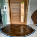 Porte sur pivot et perron