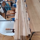 Une fois dégauchies et rabotées j'ai maintenu les pièces de bois serrées pour éviter que certaines ne se tordent en attendant la suite des opérations