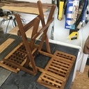 Une tablette pliante de salon en motif caillebotis