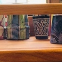 Les tasses derrière leur vitre qui les protège des mains de bébé