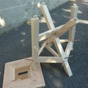 Tabouret avec une croix de saint André en diagonale