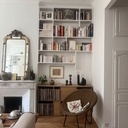 Une double bibliothèque suspendue