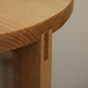 Petit chevet sur pieds