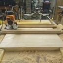 Table mobile en chevrons de pin pour une mortaiseuse