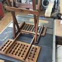 Une tablette pliante de salon en motif caillebotis