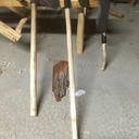 Les deux haches restaurées et une serpe devant mon banc à planer