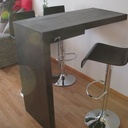 Table de bar dans un petit studio