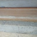 Le rebord bas de la fenêtre, coté extérieur