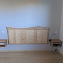 Tete de lit pour accompagner les tables.