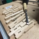 Contrairement à ce que laisse penser la photo, j'ai usiné les pistons à la défonceuse