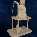 Chat jouant à la balle