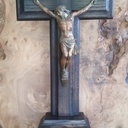 Assemblage en croix à mi-bois et moulures aux outils à main