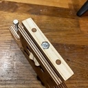 Deux petites sauterelles en bois