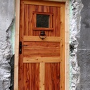 Porte d'entrée d'une vieille maison en mélèze