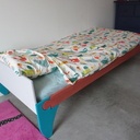 Lit simple enfant avec assemblages puzzle