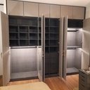 Un dressing gris et noir