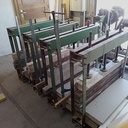 Une table contre un ilot de cuisine