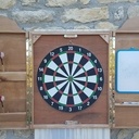 Une armoire pour jeu de fléchette