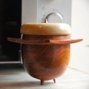 Un gland à pattes pour les noisettes.