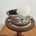 Petite lampe en chêne et applique de récup en opaline