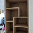 Bibliothèque latté chêne/strat blanc mat habillant un conduit de cheminée