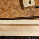 Le boitier et la tige filetée.