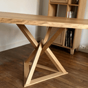 Table et piétement en arêtiers à sommets opposés