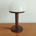 Petite lampe en chêne et applique de récup en opaline