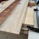 Un guide équerre symétrique pour scie circulaire