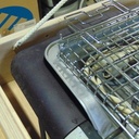 maitien du couvercle par un fil nylon de diamètre 8 mm agrafé.