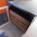 Il prends place au bout de l'établi, comme prévu !